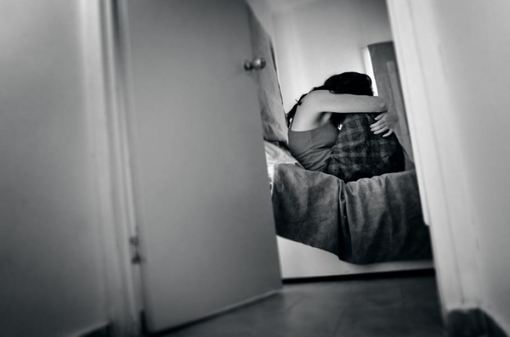 A încercat să îşi omoare fosta iubită pentru că a găsit în baie o cutie de prezervative. Tânăra a fost înjunghiată de 31 de ori
